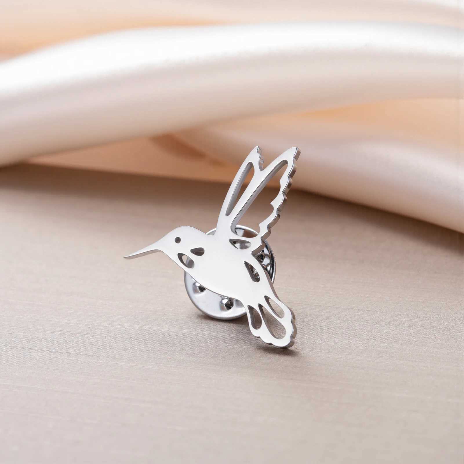 Cazador Hummingbird Lapel Pins Womens Brooch Stainless Steel Metal Pins Animal Bird Backpack Badges Jewelry Christmas Gift 2025 J251115