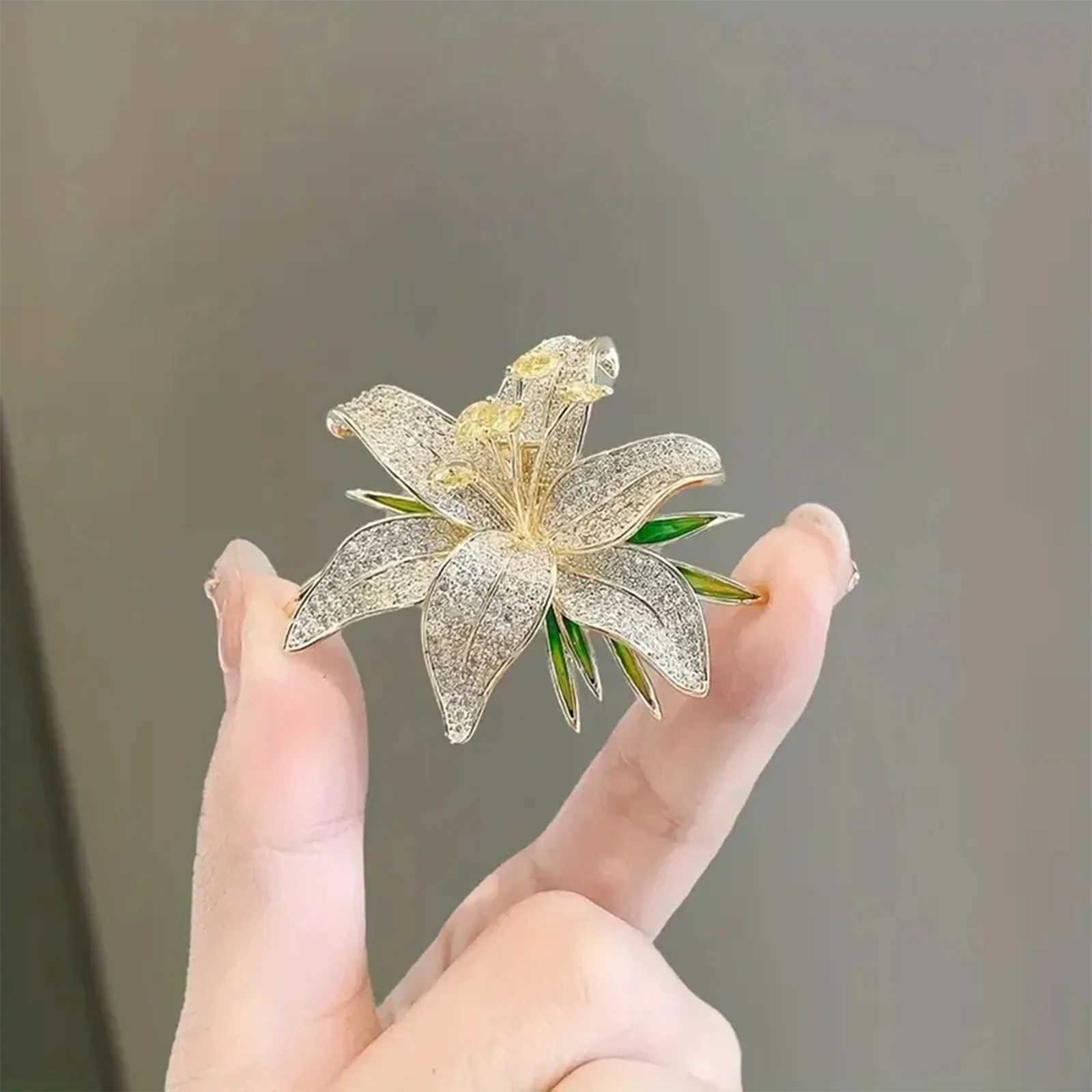 Luxurious Lily Flower Brooch Elegant and Simple Style Versatile Pin Collar Fashionable Accessory J251115