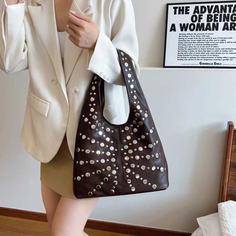 LEFTSIDE Rivets Design PU Leather Lady Shoulder Bag for Women 2025 New FAshion RETRO High Capacity Handbags and Purses Z251024