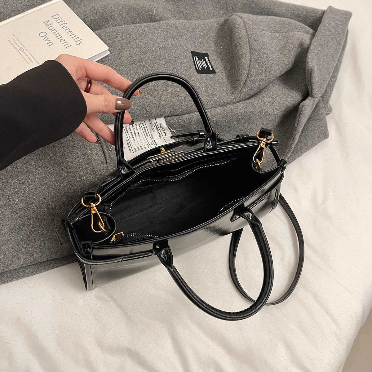 LEFTSIDE Small Pu Leather Crossbody Bags Lady Short Handle Shoulder Bag for Women 2024 New Simple Y2K Retro Handbags and Purses Z251024