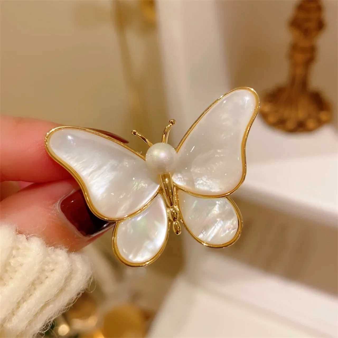 New Butterfly Brooches For Women Charm Pearl Gold Color Brooch Pins Party Wedding Gifts Clothing Accessories Jewelry Gift J251115