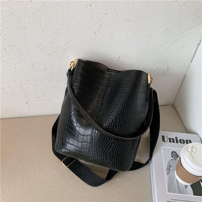 Fashionable Single Shoulder 2024 New Trendy Elegant Underarm Casual Versatile Wide Strap Bucket Bag