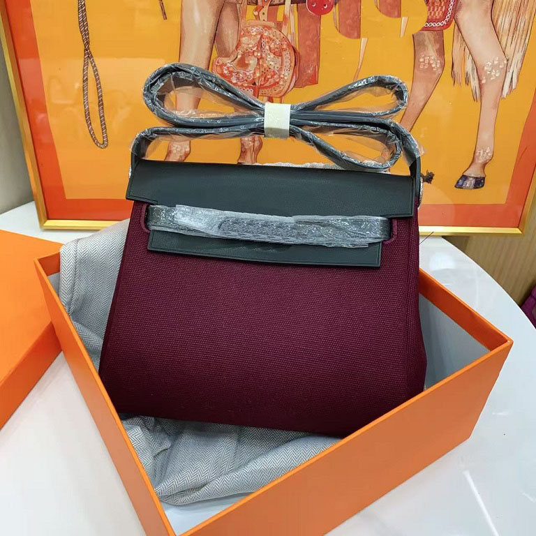 2025 Fashion trends Classic retro style shoulder bag Crossbody Bag Adjustable shoulder strap Leather Stylish simple