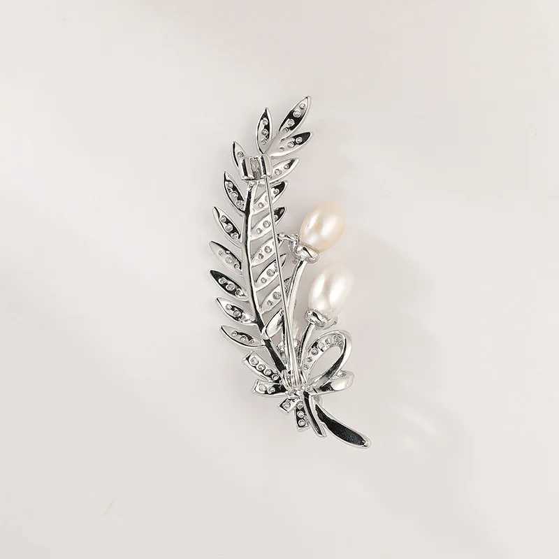 2025 New Luxury Feather Brooches Natural Freshwater Pearl Zircon Pin Womens Suit Accessories Dinner Corsage J251115