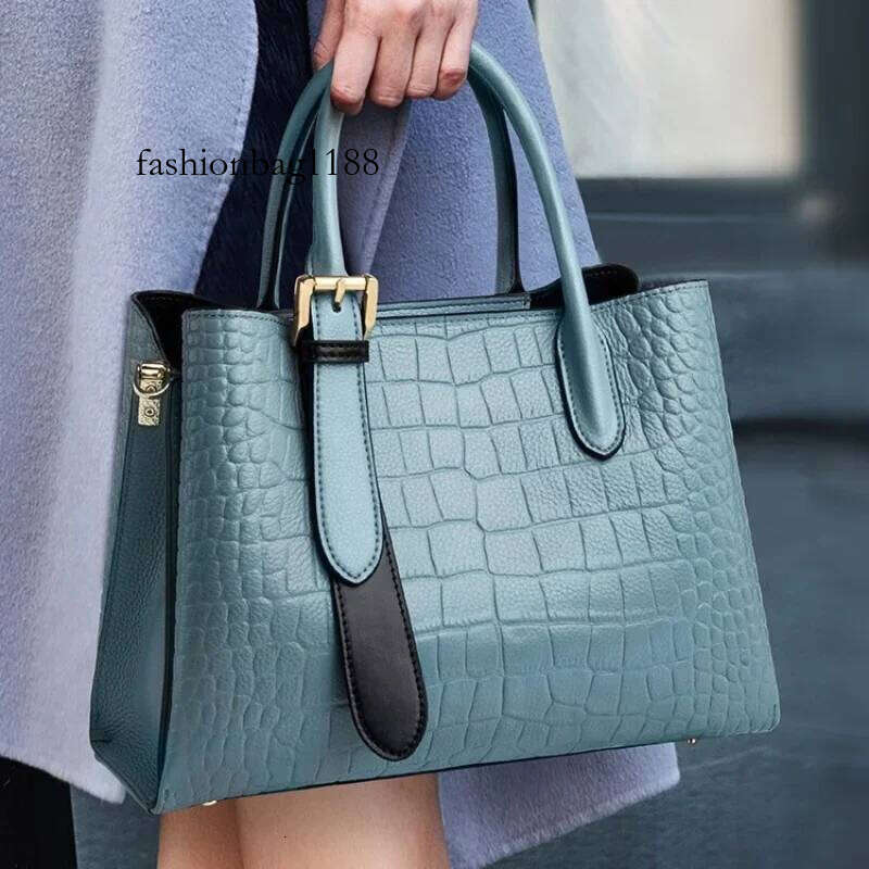 Leather handbag, women's high-quality shoulder fashionable and atmospheric crossbody bag, large capacity commuting bag