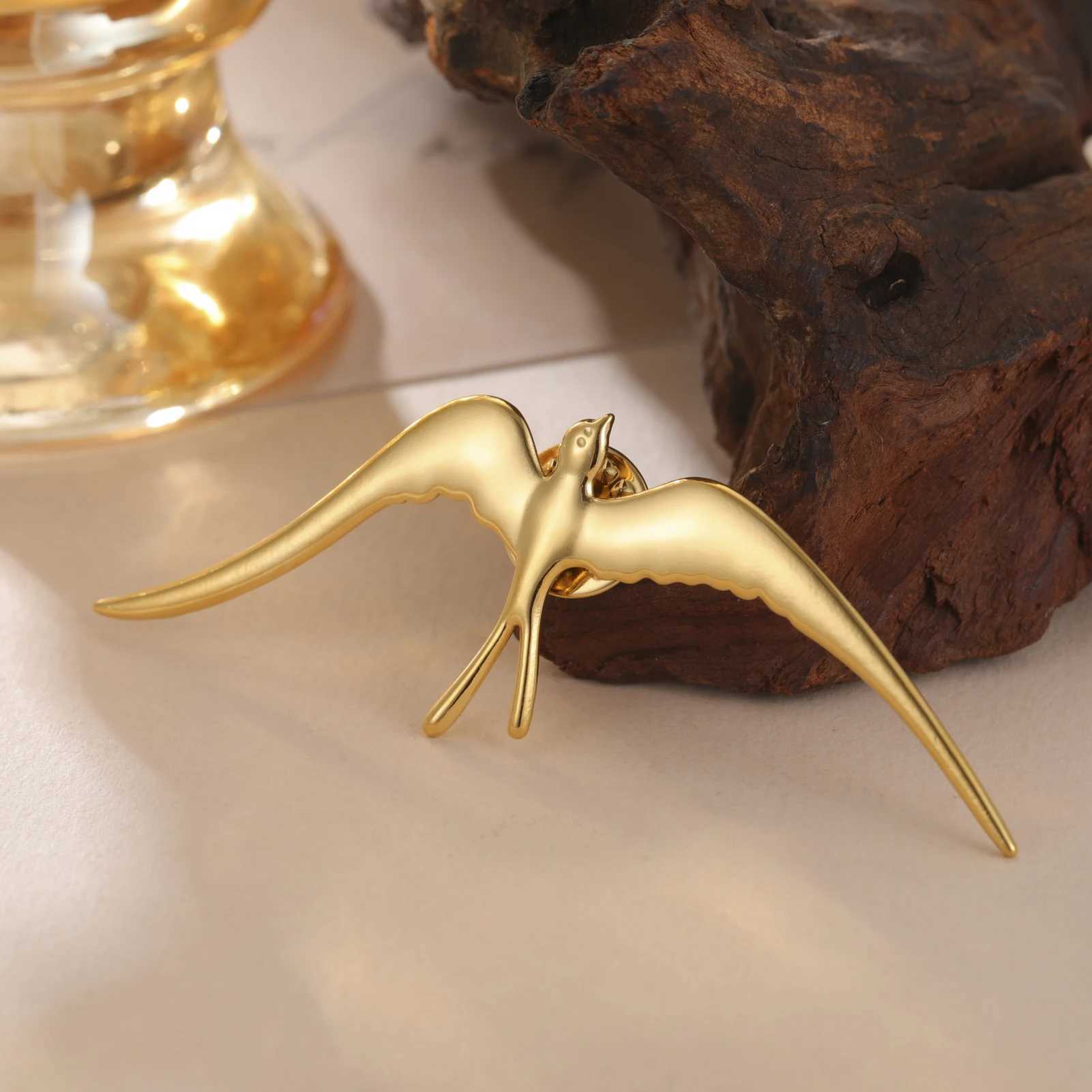 Teamer Swallow Stainless Steel Pin Brooch For Women Men Fashion Animal Jewelry Suit Shirt Clothing Accessories 2025 New J251115