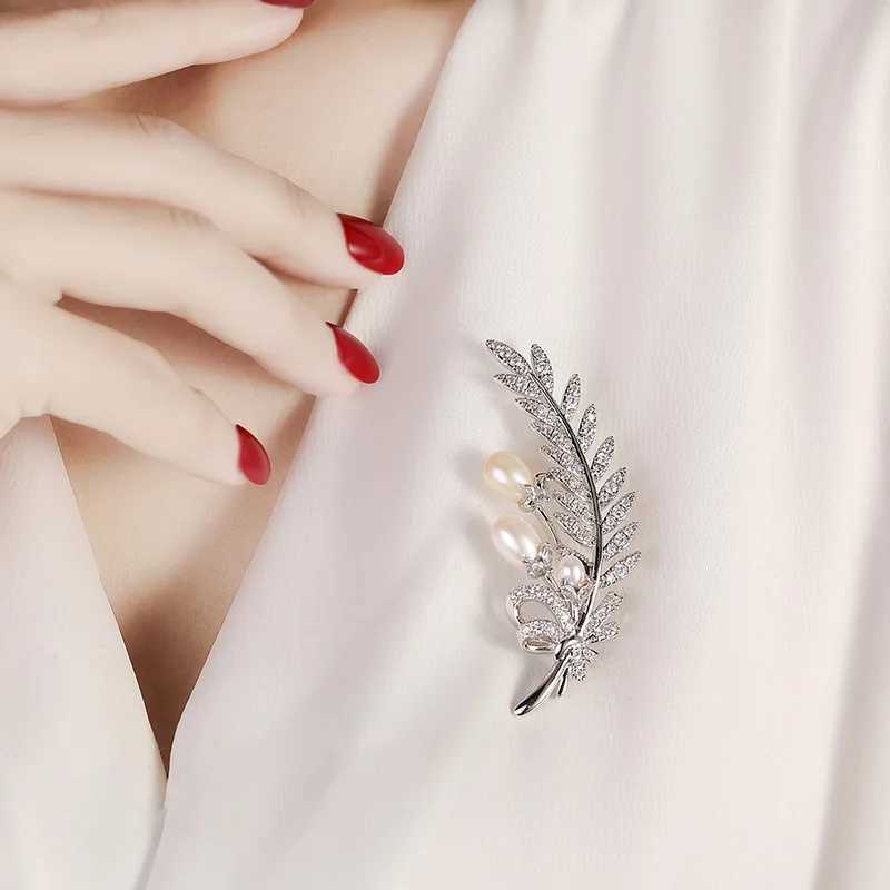 2025 New Luxury Feather Brooches Natural Freshwater Pearl Zircon Pin Womens Suit Accessories Dinner Corsage J251115