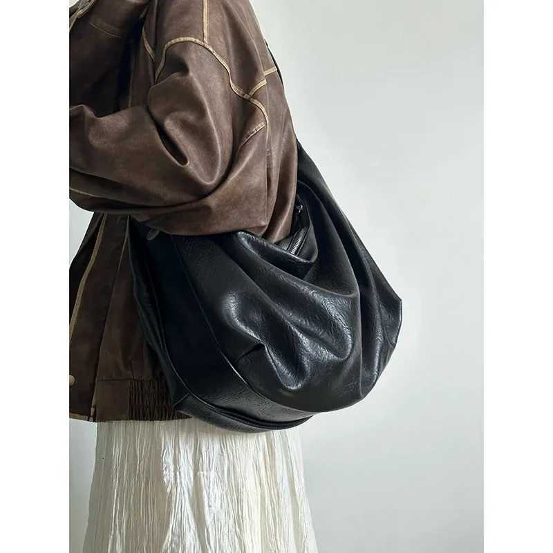 Womens large capacity tote bag new dark single shoulder womens dumpling bag highend multifunctional commuting crossbody bag Z251024