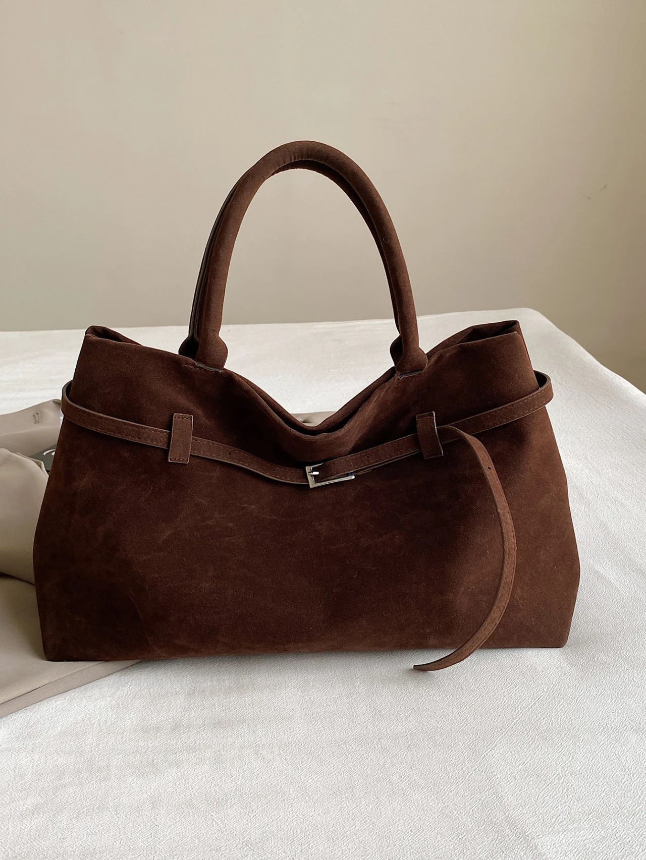 2024 AutumnWinter Womens Bag Fashion Style Suede Handbag Versatile High End Single Shoulder Crossbody 251018