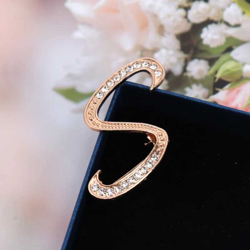 Fashion Women Rhinestone Brooch AZ English Letter Gold Color Metal Pins Crystal Alphabet Jewelry Shirt Clothes Accessories Gift J251115