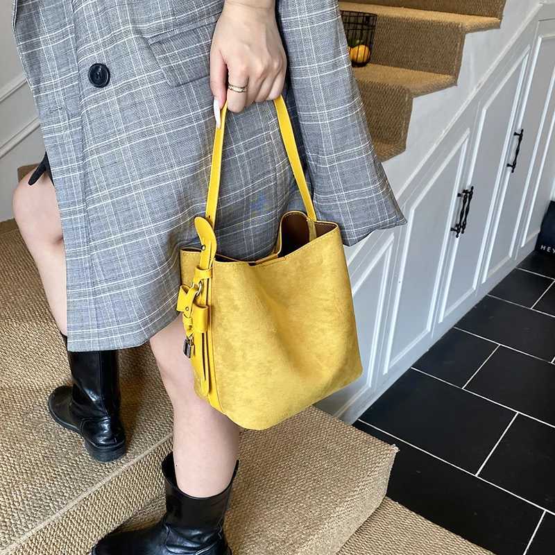 LEFTSIDE Luxury PU Leather Small Bucket Bag Female Crossbody Bag 2025 Winter Retro Female Handbags and Purses Shoulder Bag Z251024