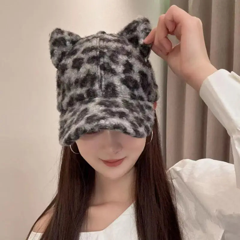 Autumn and Winter Leopard Print Plush Baseball Cap for Children Fashionable and Versatile Small Face Warm Duckbill Cap 251023