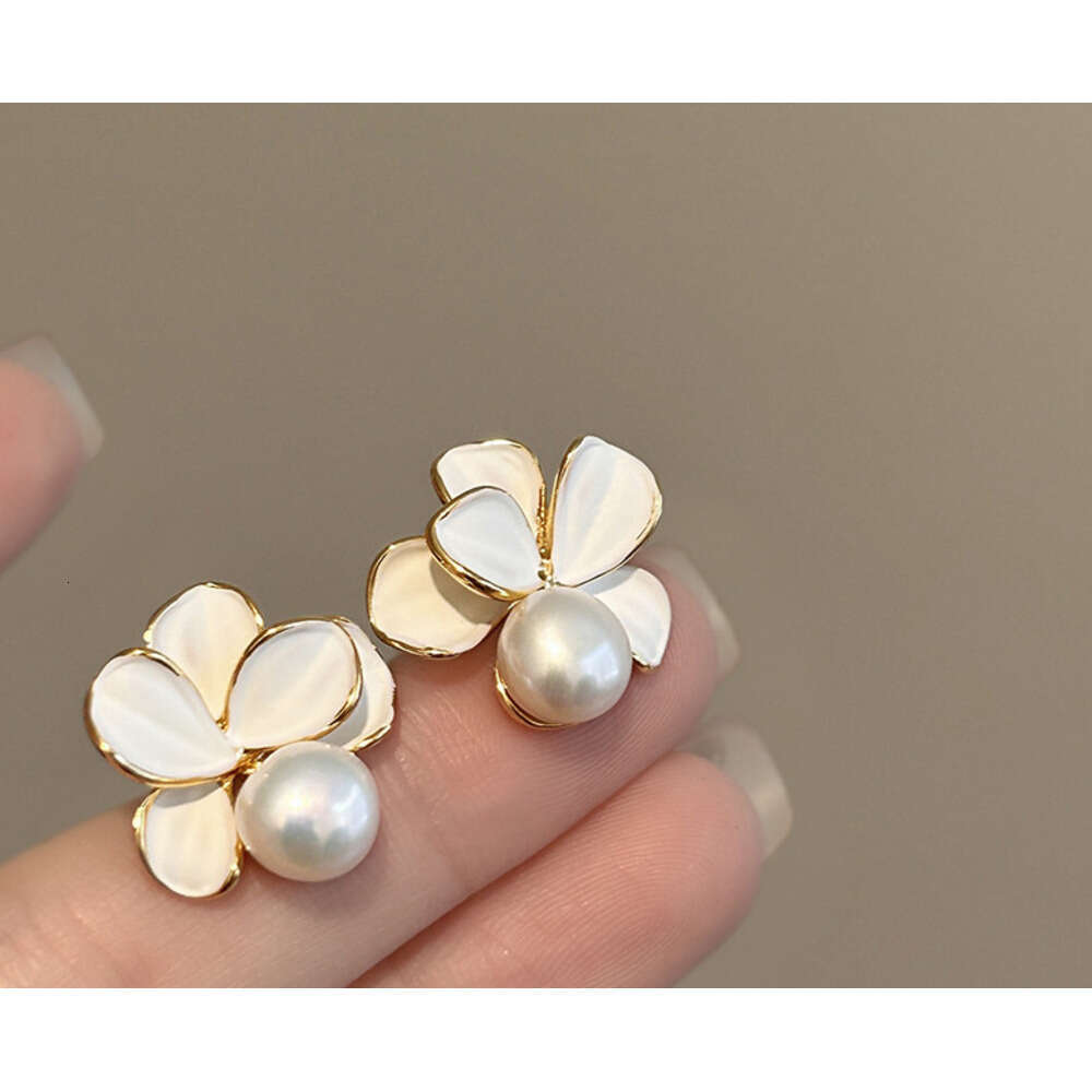 French Style White Flower Pearl Light High-end Elegant Earrings Niche Design Ear Jewelry 2025 New Model