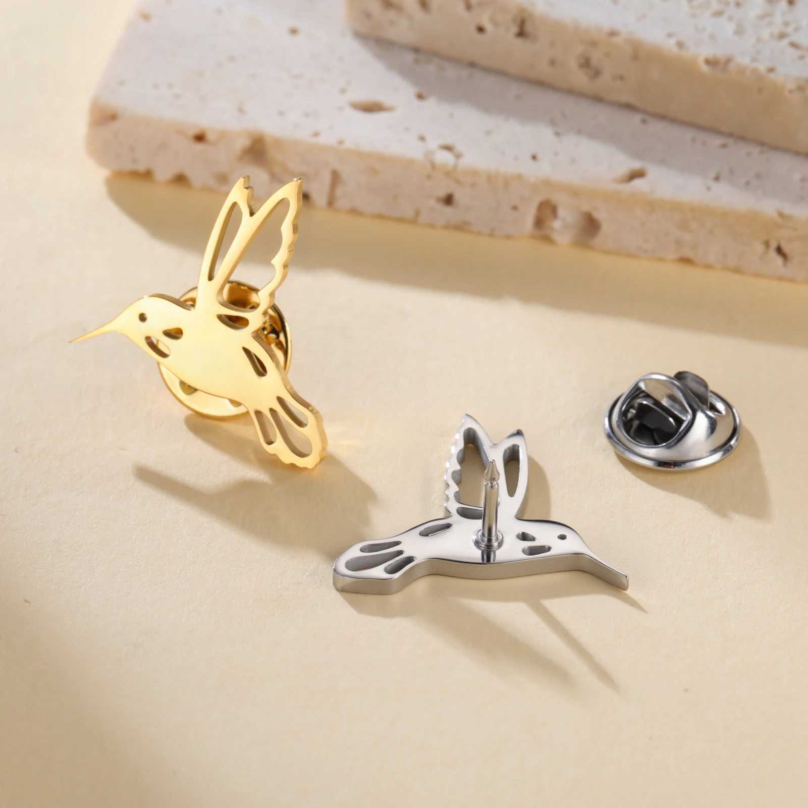 Cazador Hummingbird Lapel Pins Womens Brooch Stainless Steel Metal Pins Animal Bird Backpack Badges Jewelry Christmas Gift 2025 J251115