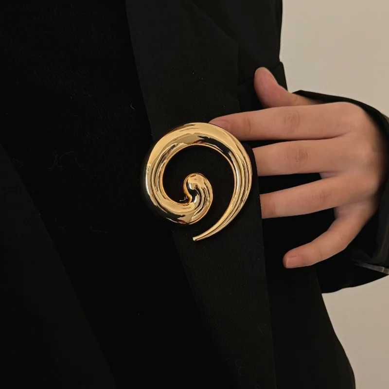 DREJEW Vintage Goldplated Irregular Metal Smooth Spiral Vortex Broochs for Women Men Suit Corsage Pins Party Jewelry Accessory J251115
