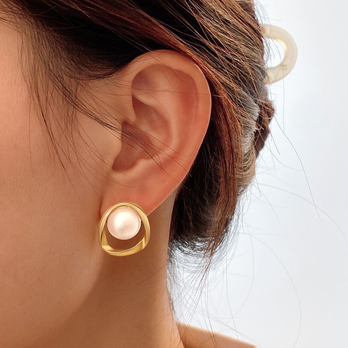 Designer earrings Retro minimalist irregular pearl earrings high-end exquisite personalized niche Geometric Earrings gold earrings luxury earrings gif