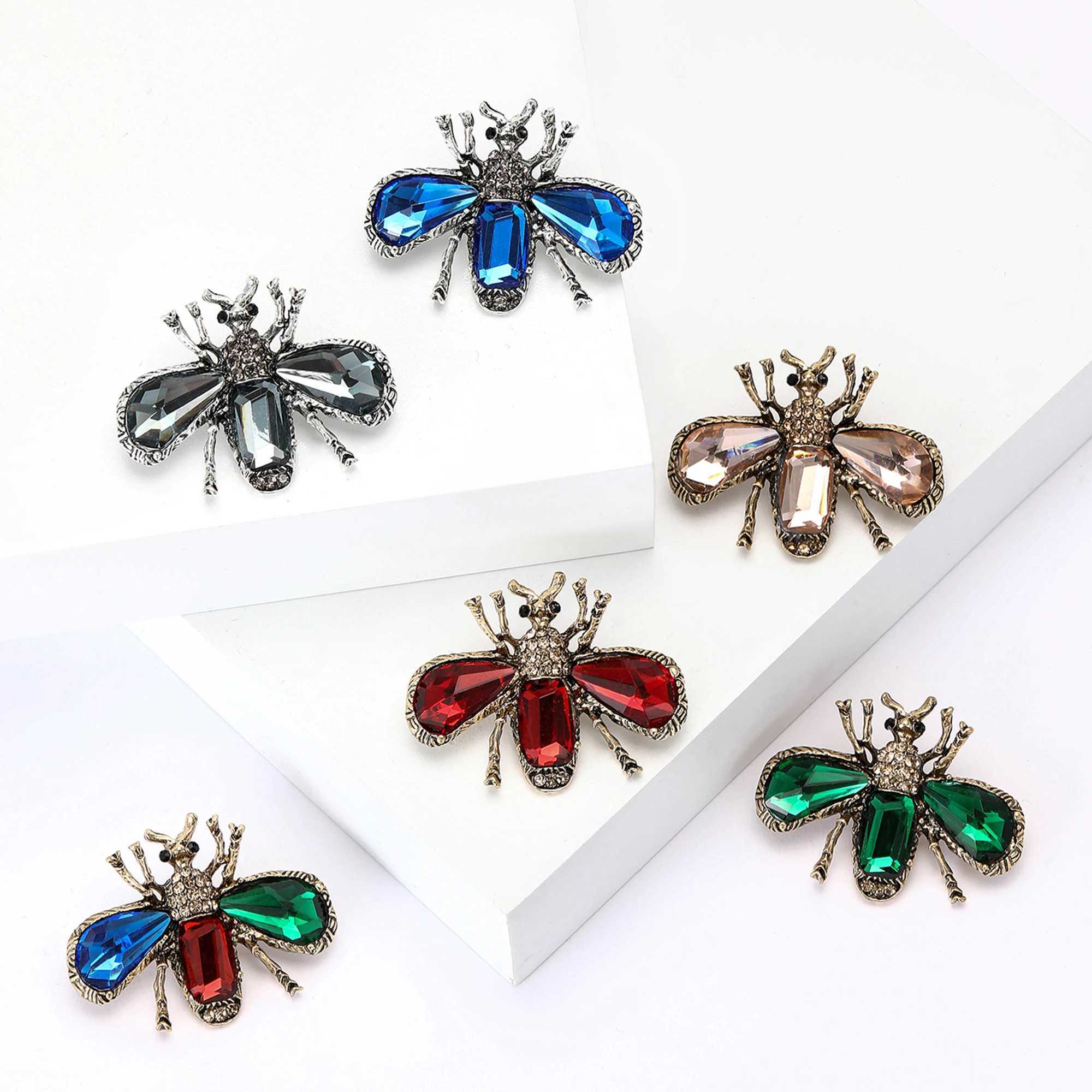 Classic Rhinestone Bee Brooches for Women Unisex Enamel Insect Pins Necklace Office Party Friend New Gifts Jewelry Accessories J251115