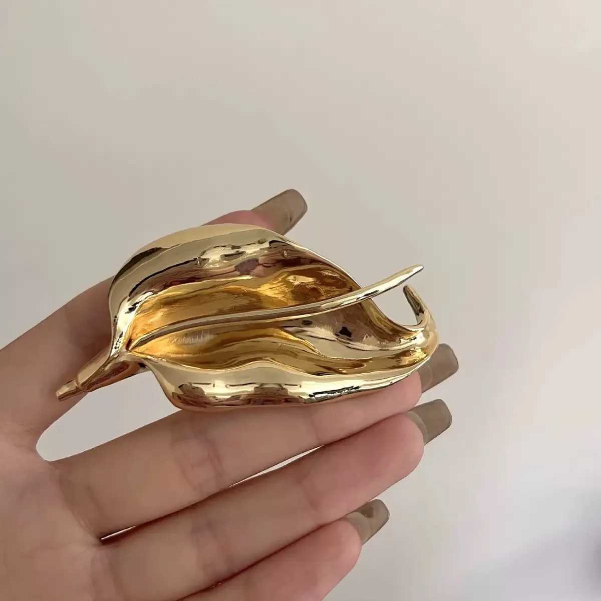 European And American Retro Stereoscopic Plant Brooch Womens Exquisite Fashion Coat Suit Corsage 2024 J251115