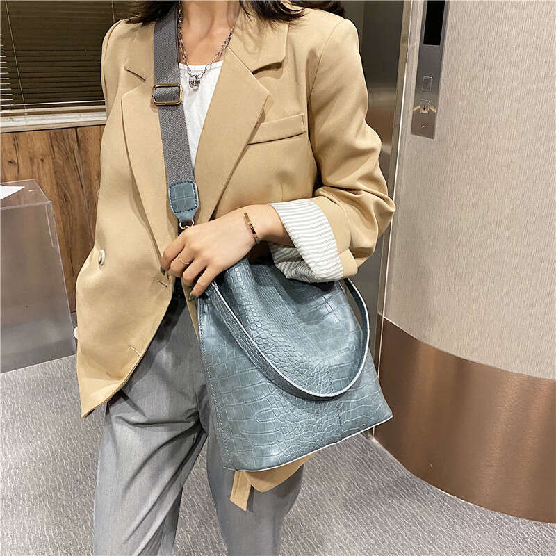 Fashionable Single Shoulder 2024 New Trendy Elegant Underarm Casual Versatile Wide Strap Bucket Bag