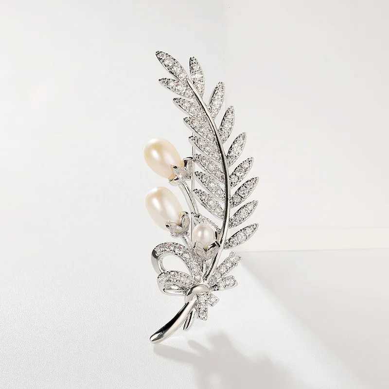 2025 New Luxury Feather Brooches Natural Freshwater Pearl Zircon Pin Womens Suit Accessories Dinner Corsage J251115