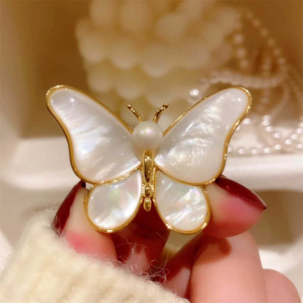 New Butterfly Brooches For Women Charm Pearl Gold Color Brooch Pins Party Wedding Gifts Clothing Accessories Jewelry Gift J251115