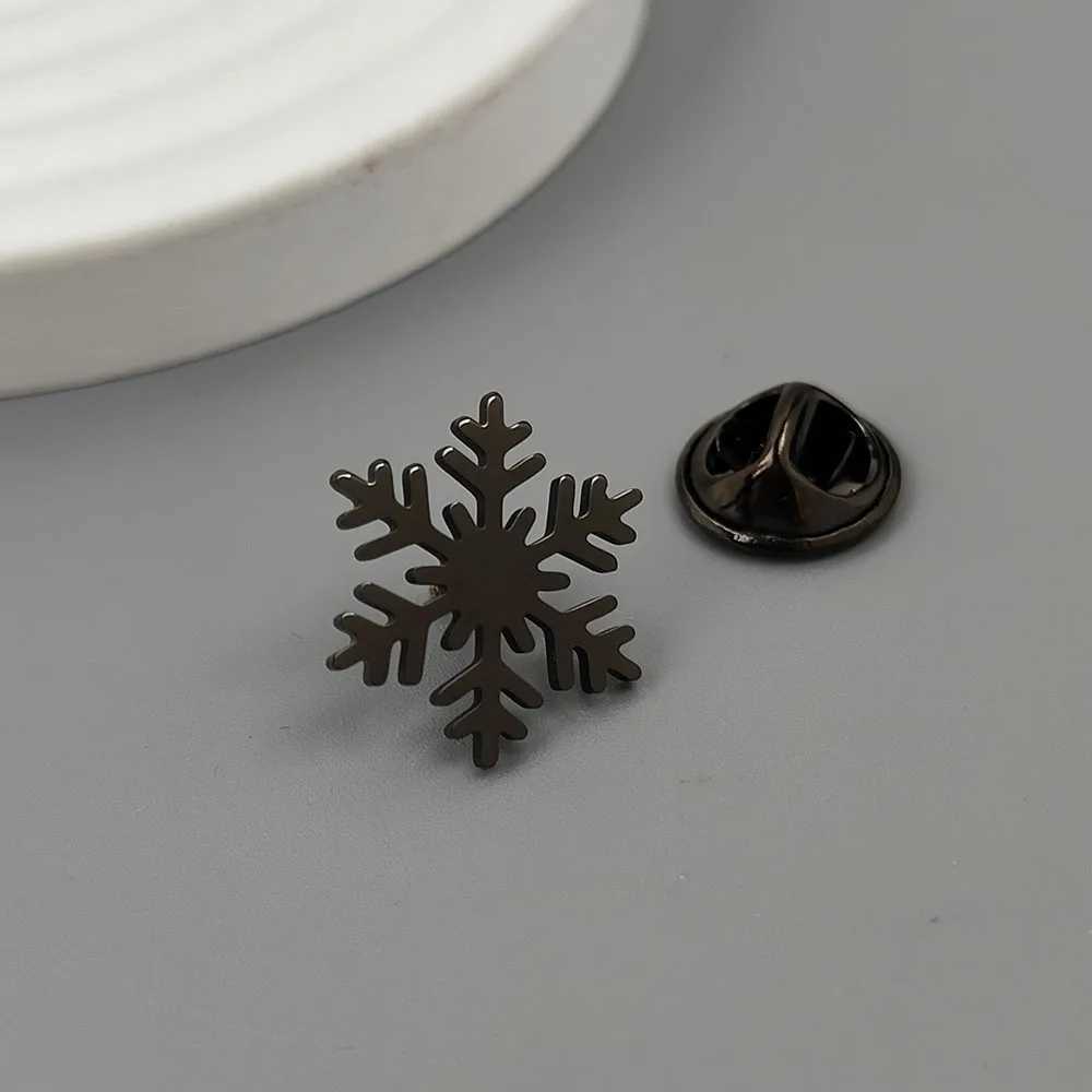Christmas Snowflake 18k Stainless Steel Brooch Fashion Suit Lapel Pin Clothing and Bag Badge Fun Gift for Friends J251115