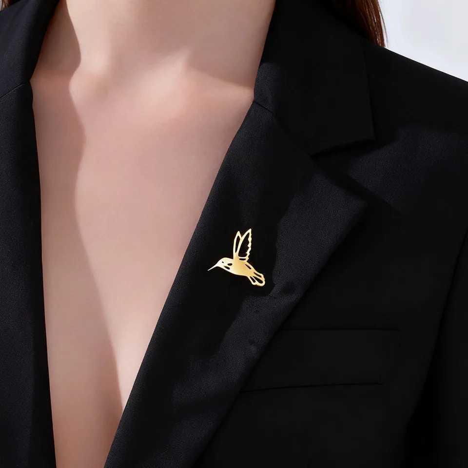 Cazador Hummingbird Lapel Pins Womens Brooch Stainless Steel Metal Pins Animal Bird Backpack Badges Jewelry Christmas Gift 2025 J251115