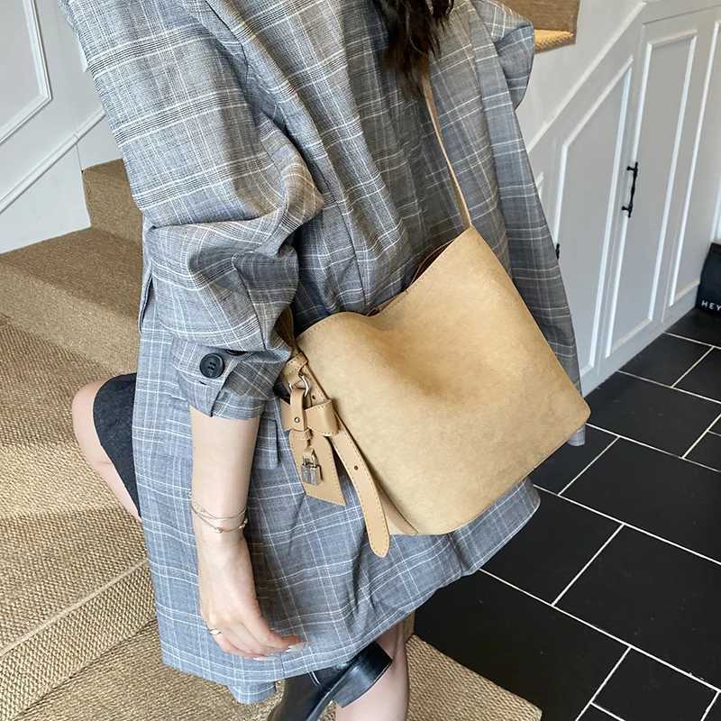 LEFTSIDE Luxury PU Leather Small Bucket Bag Female Crossbody Bag 2025 Winter Retro Female Handbags and Purses Shoulder Bag Z251024