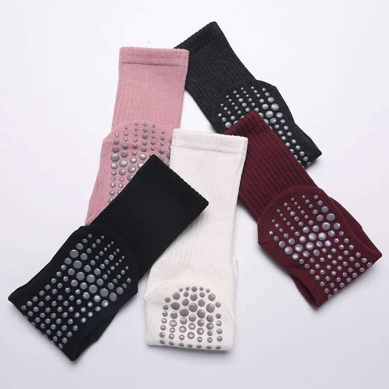 Middle Tube Yoga socks Women Autumn Winter Nonslip Pilates Socks Women Sports Socks Cotton Striped Fitness Skipping Socks Y251024