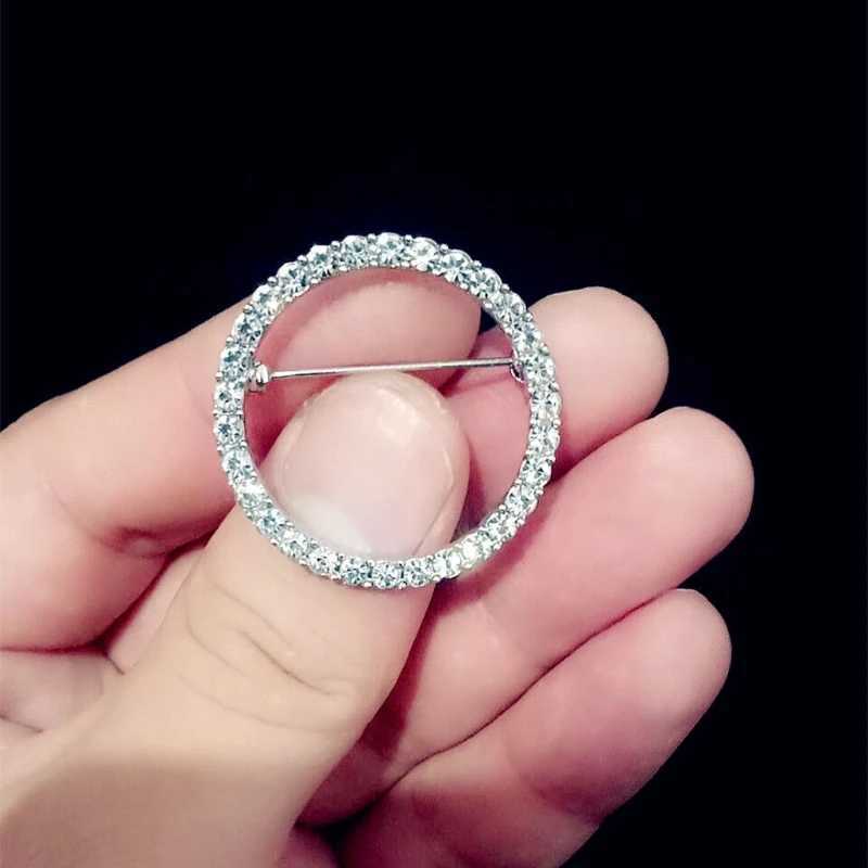 Exquisite Reading Glasses Holder Brooch Enamel Pins Round Crystals Glasses Holder Pins Clothes Lapel Pin for Bags Jeans J251115
