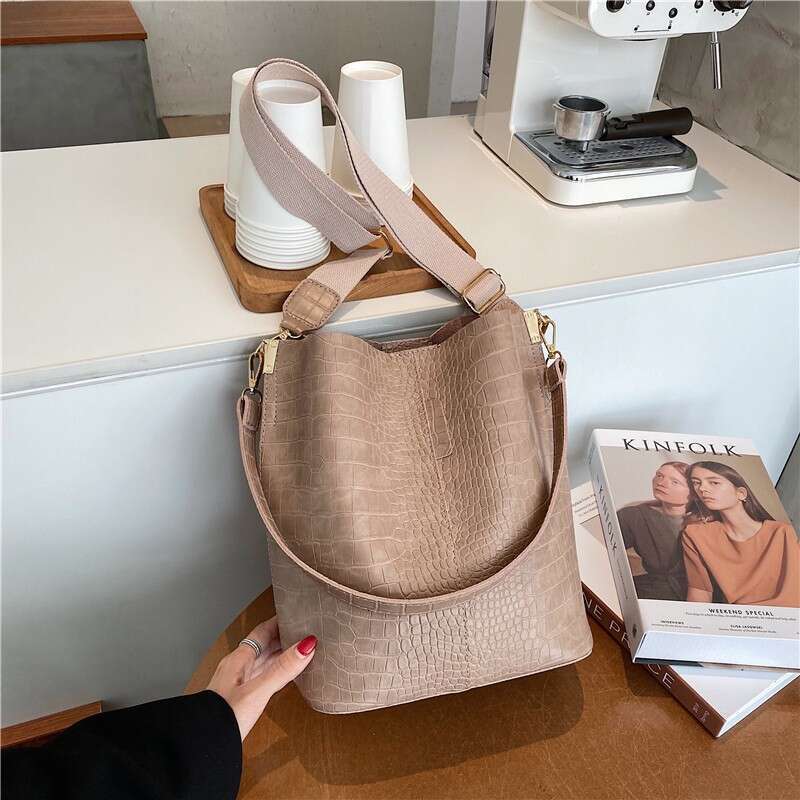 Fashionable Single Shoulder 2024 New Trendy Elegant Underarm Casual Versatile Wide Strap Bucket Bag
