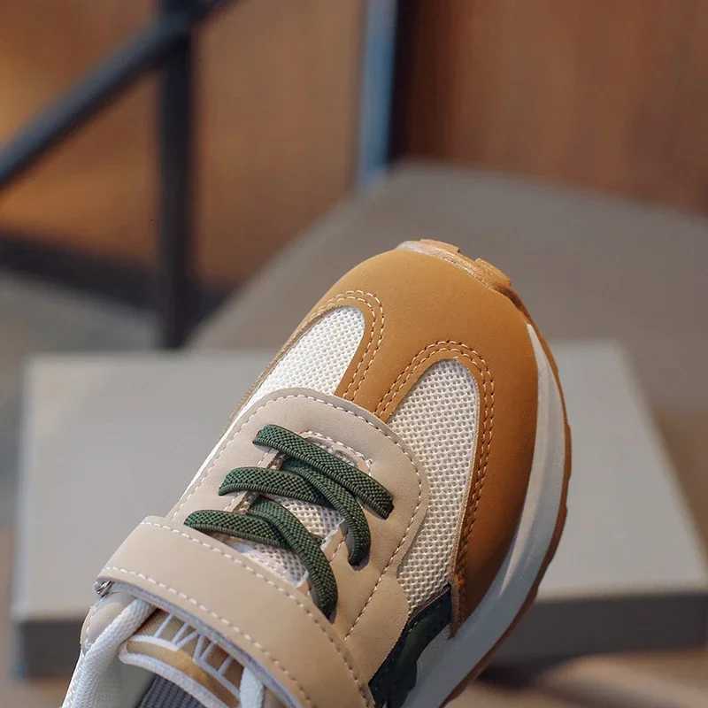 All Seasons Sneakers 2025 New Mesh Breathable Middle Large Childrens Casual Shoes Boys and Girls Tennis Shoes H260130
