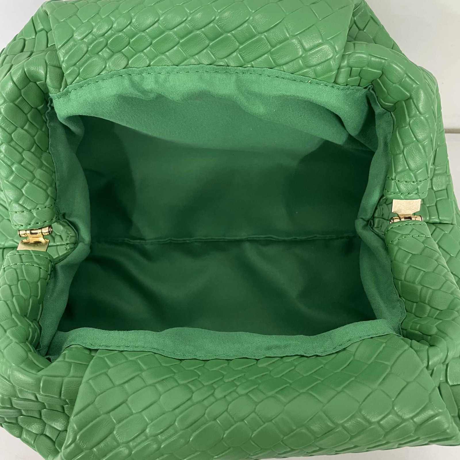 High end retro fashion embossed woven handbag lightweight and large capacity suitable for dates weddings and banquets Z251024