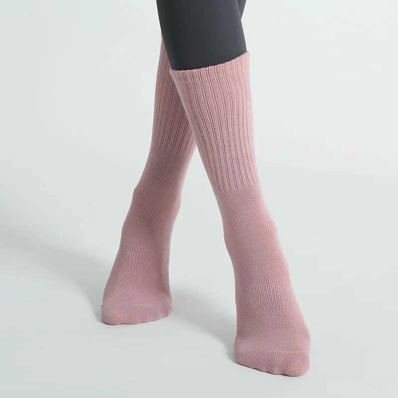 Middle Tube Yoga socks Women Autumn Winter Nonslip Pilates Socks Women Sports Socks Cotton Striped Fitness Skipping Socks Y251024