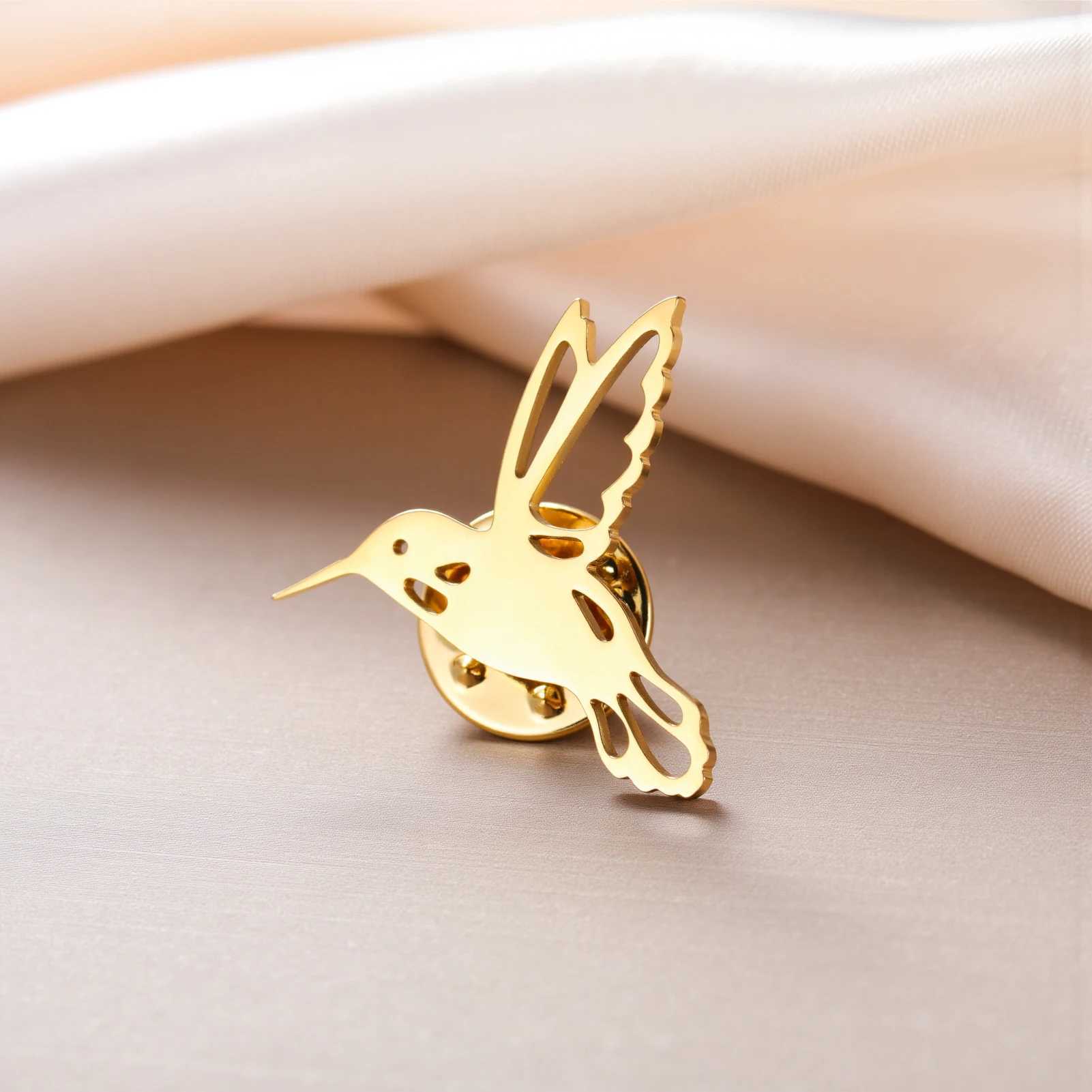 Cazador Hummingbird Lapel Pins Womens Brooch Stainless Steel Metal Pins Animal Bird Backpack Badges Jewelry Christmas Gift 2025 J251115