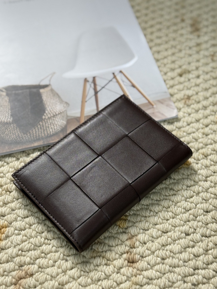 2025 Sheepskin Handmade Travel Passport Bag Soft and Multi-functional Card Holder Genuine Leather Portable Passport and Document Organizer Passport Co