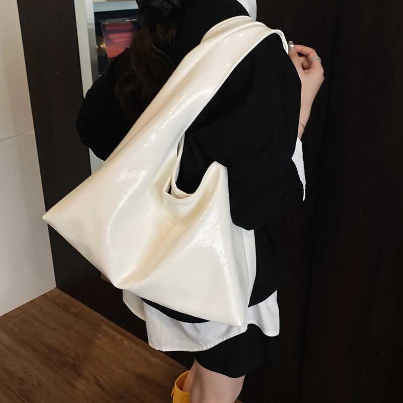 LEFTSIDE Highcapacity Shoulder Bags for Women 2025 PU Leather Females Underarm Bag Lady Simple Hobo Bag Handbags and Purses Z251024