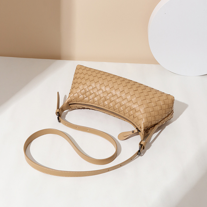 Luxury Brand Designer Bag Casual Woven Baguette Bag For Women 2025 Summer New Handmade Woven Shoulder Underarm Bag Fashion Crescent Bag
