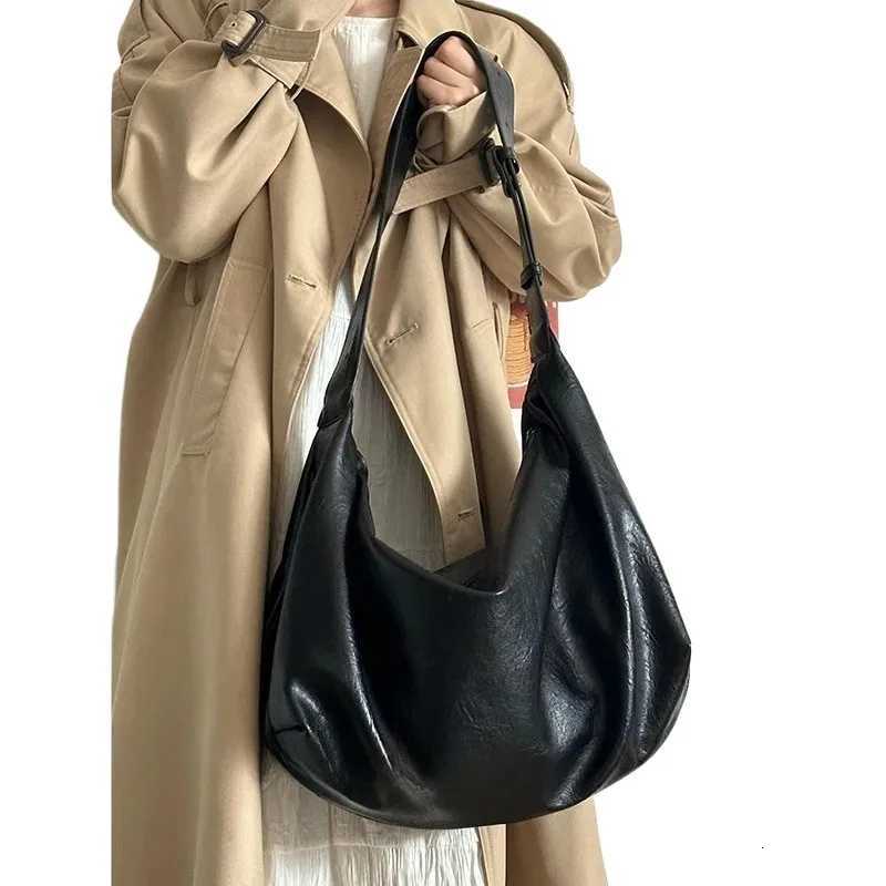 Womens large capacity tote bag new dark single shoulder womens dumpling bag highend multifunctional commuting crossbody bag Z251024