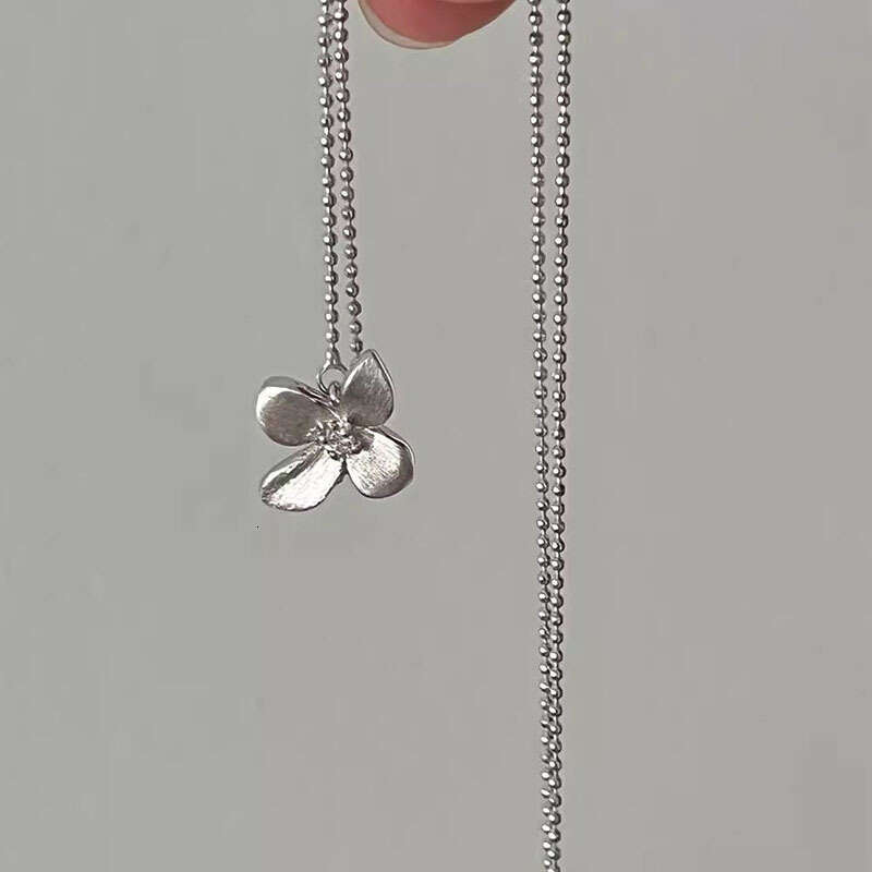 Irregular Brushed Flower Pendant Necklace for Women, Exquisite High-end Niche Design Clavicle Chain