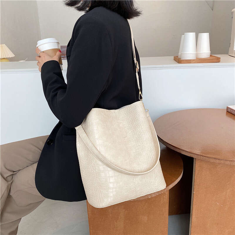 Fashionable Single Shoulder 2024 New Trendy Elegant Underarm Casual Versatile Wide Strap Bucket Bag