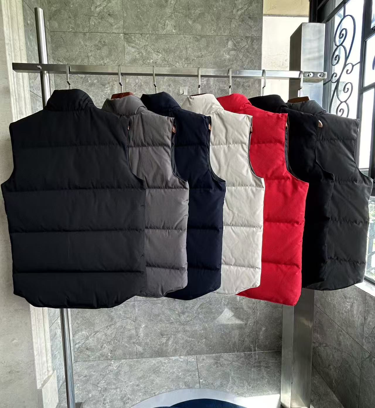 Mens Vest Designer Winter Jacket Mens Gilet Puffer Veste Sans Manche Men Canada Down Thick Hooded Jacket Body Warmer Classic Park Weste Coats