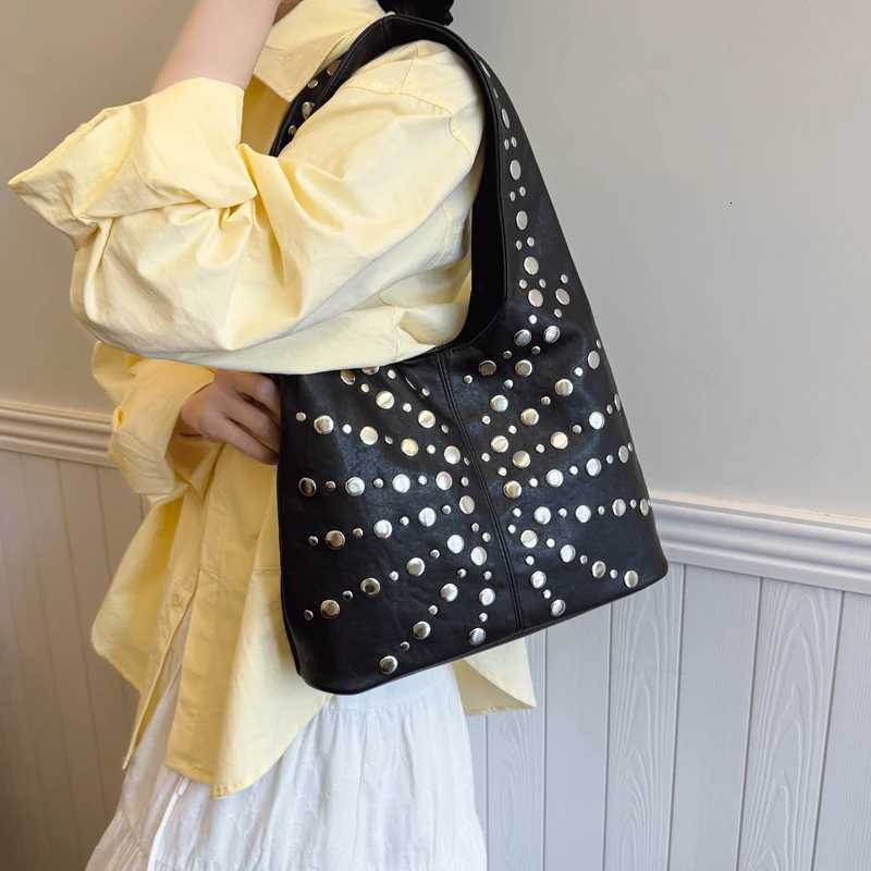 LEFTSIDE Rivets Design PU Leather Lady Shoulder Bag for Women 2025 New FAshion RETRO High Capacity Handbags and Purses Z251024