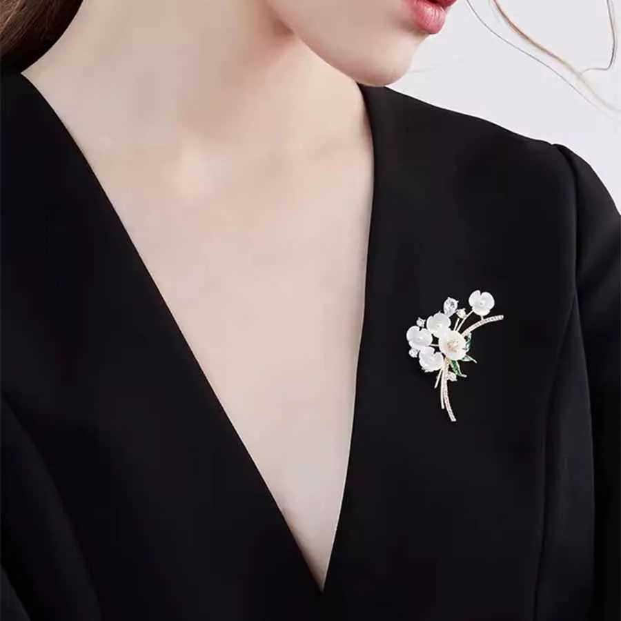 New Delicate Floral Brooch Pin Unisex Highend Feminine Pearl Corsage Luxury Design White Crystal Pins Rhinestone Accessories J251115