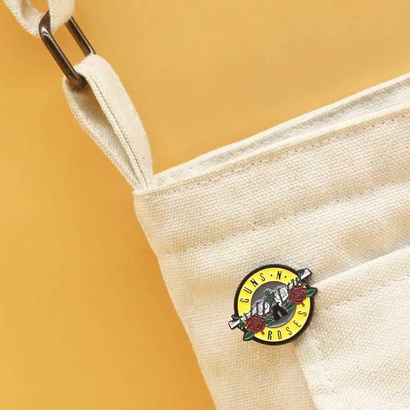 Guns N Roses English Letter Brooch Rock Band Guns N Roses Music Jewelry Badge Trendy Versatile Clothing Bag Brooch J251115