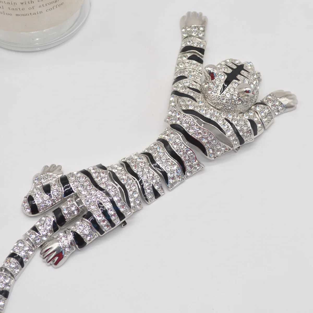 SKEDS Exaggerated Luxury Full Crystal Tiger Brooch Badges For Women Men Fashion Classic Unisex Shining Boutique Pin Accessories J251115