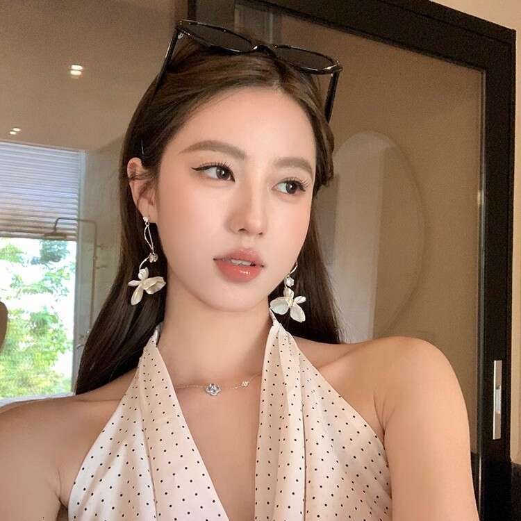 French Floral Long Beach Vacation Style Women's Light Elegant High-end Sense Earrings Exquisite Fashion Ear Jewelry