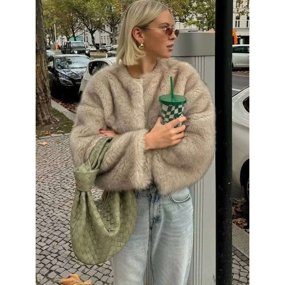 2025 Fashion Women's Artificial Fur Effect Short Jacket Winter Female Thick High Street Vintage Loose Warm Streetwear