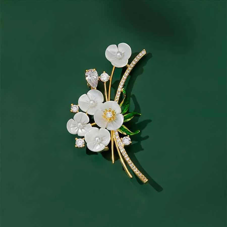 New Delicate Floral Brooch Pin Unisex Highend Feminine Pearl Corsage Luxury Design White Crystal Pins Rhinestone Accessories J251115