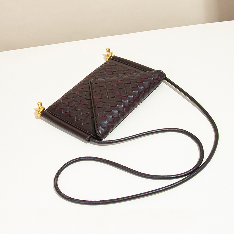 Luxury Brand New Women's 2025 Street Fashion Trend Woven Envelope Single Shoulder Crossbody Messenger Flap Phone Bag Z260224